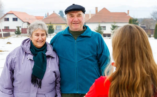 Yaşlı çift ve genç caregiver