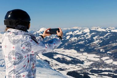 Belgili tanımlık smartphone ile fotoğraf çekmek kayakçı