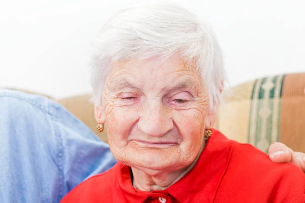 Ritratto della dolce sorridente nonna anziana — Foto Stock