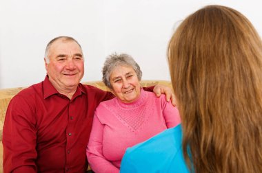 Mutlu yaşlı çift ve genç caregiver