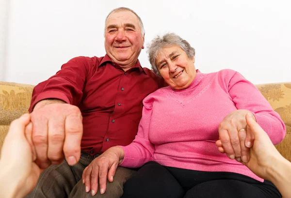 Sorrindo casal de idosos — Fotografia de Stock