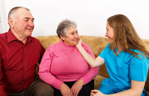 Mutlu yaşlı çift ve genç caregiver