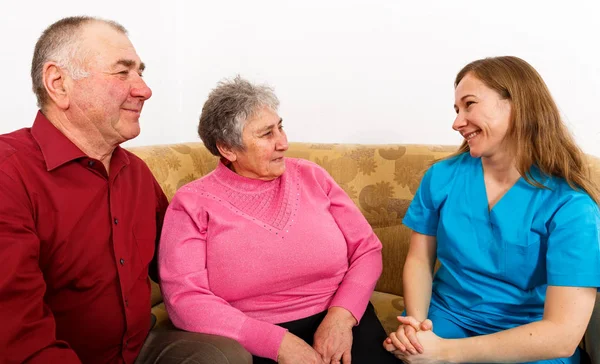Szczęśliwa para starszych i młodych opiekunów — Zdjęcie stockowe