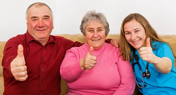 Mutlu yaşlı çift ve genç caregiver