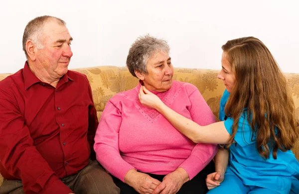 Mutlu yaşlı çift ve genç caregiver