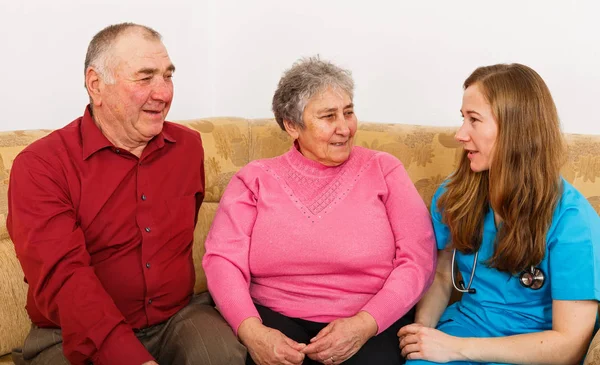 Mutlu yaşlı çift ve genç caregiver