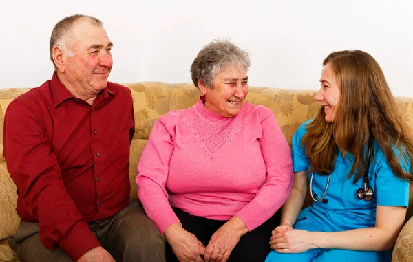 Mutlu yaşlı çift ve genç caregiver