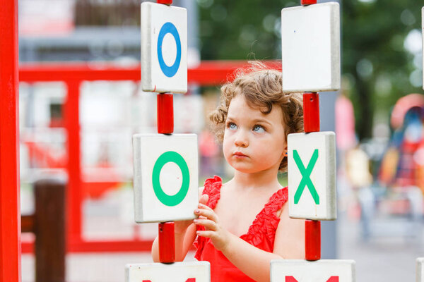 маленькая девочка играет на детской площадке