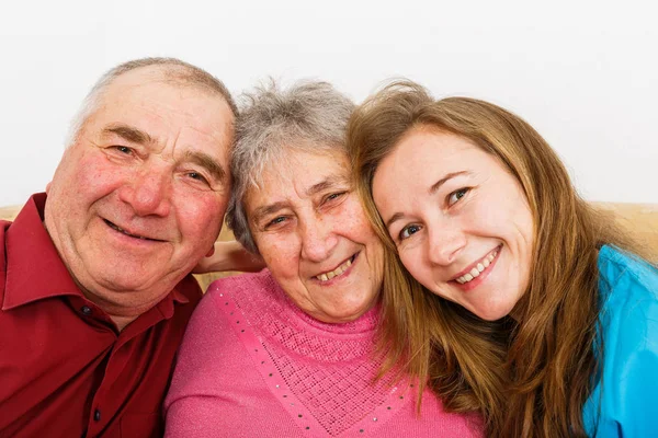 Mutlu yaşlı çift ve genç caregiver — Stok fotoğraf