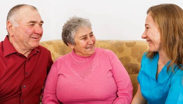 Mutlu yaşlı çift ve genç caregiver