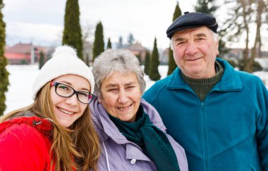 Mutlu yaşlı çift ve genç caregiver