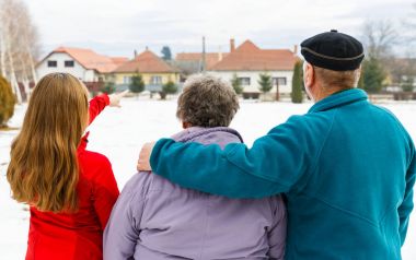 Yaşlı çift ve genç caregiver