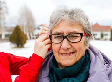 gülümseyen yaşlı kadın