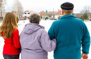 Yaşlı çift ve genç caregiver