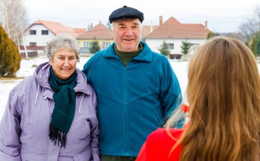 Yaşlı çift ve genç caregiver