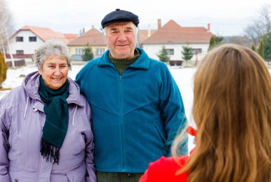 Yaşlı çift ve genç caregiver