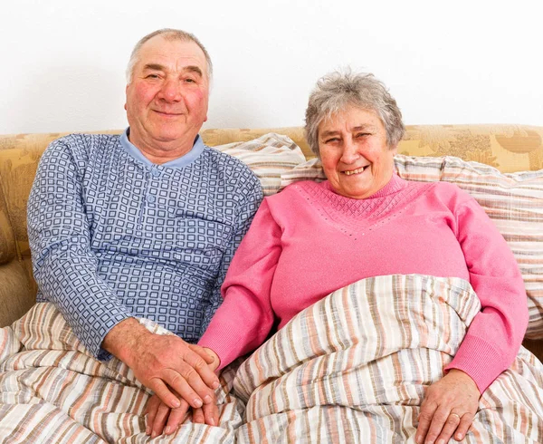 Pary staruszków siedzi na łóżku — Zdjęcie stockowe