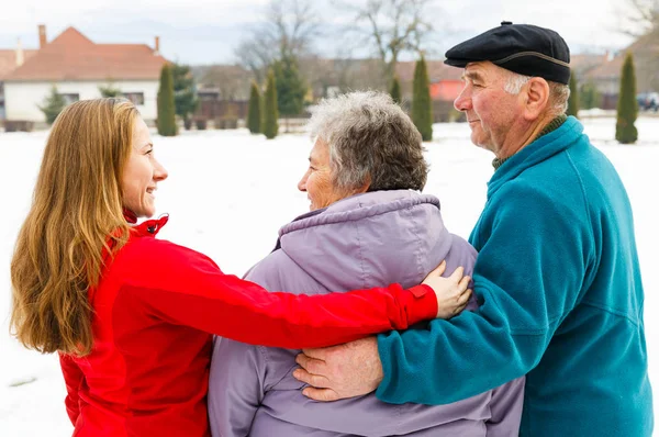 Yaşlı çift ve genç caregiver