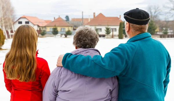 Yaşlı çift ve genç caregiver