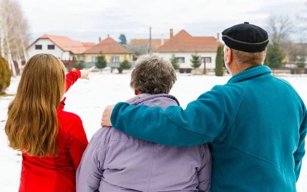 Yaşlı çift ve genç caregiver