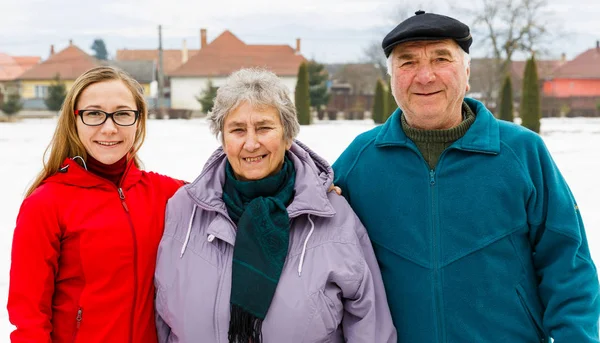 Yaşlı çift ve genç caregiver