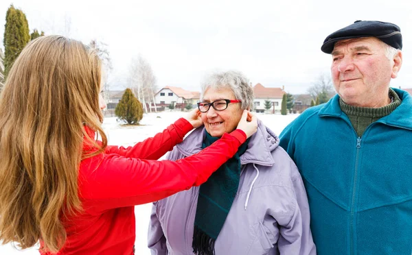 Yaşlı çift ve genç caregiver