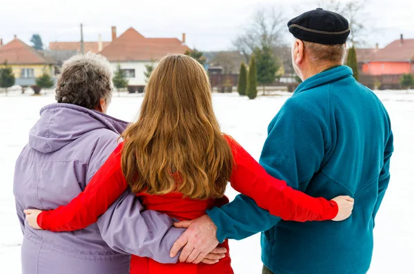 Yaşlı çift ve genç caregiver