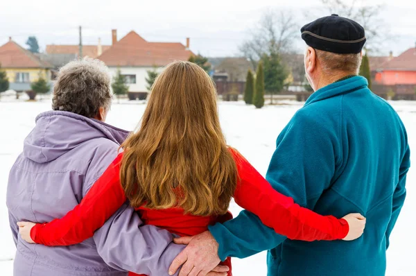 Yaşlı çift ve genç caregiver