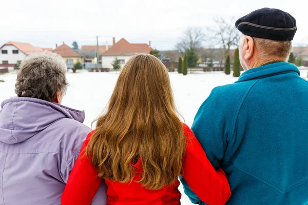 Yaşlı çift ve genç caregiver