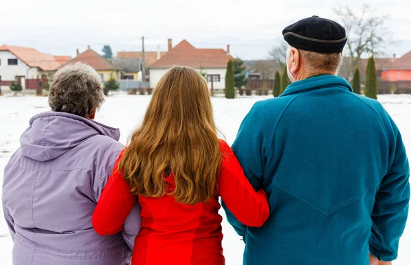 Yaşlı çift ve genç caregiver