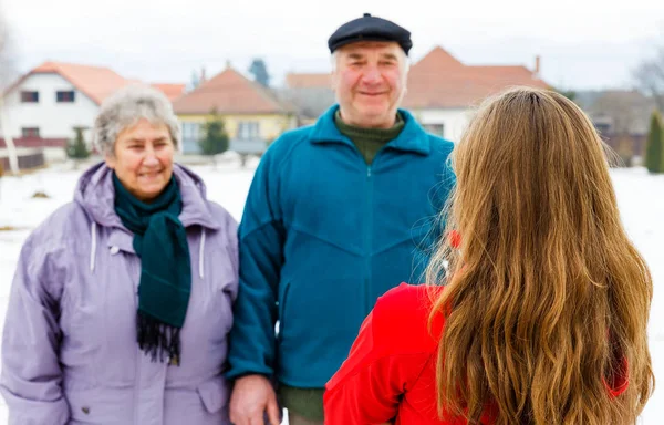 Yaşlı çift ve genç caregiver