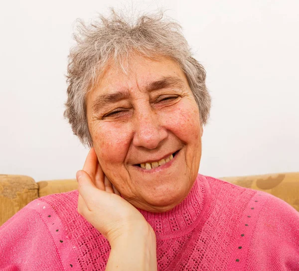 Oudere lachende vrouw — Stockfoto