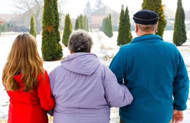 Yaşlı çift ve genç caregiver