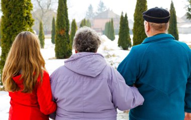 Yaşlı çift ve genç caregiver