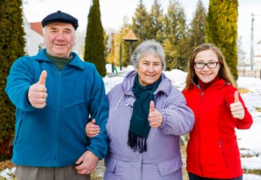 Yaşlı çift ve genç caregiver