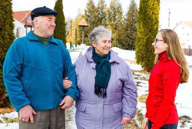 Yaşlı çift ve genç caregiver