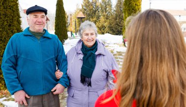 Yaşlı çift ve genç caregiver