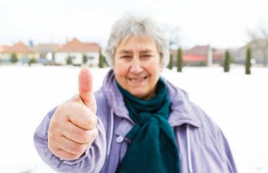 gülümseyen yaşlı kadın