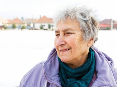 gülümseyen yaşlı kadın