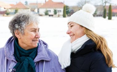 Gülümseyen yaşlı kadın ve genç caregiver