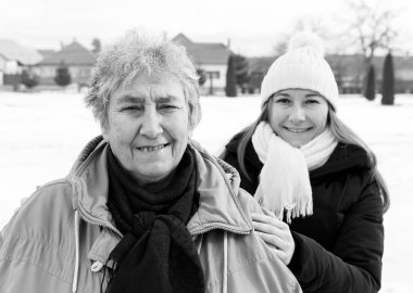 Gülümseyen yaşlı kadın ve genç caregiver