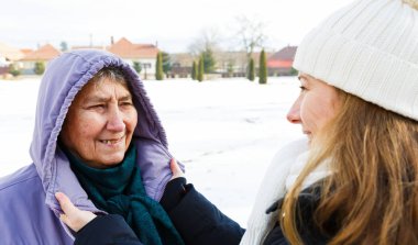 Gülümseyen yaşlı kadın ve genç caregiver