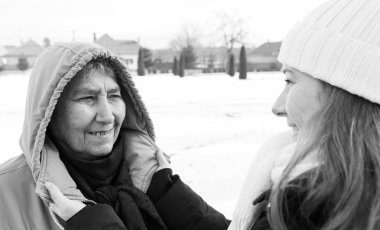 Gülümseyen yaşlı kadın ve genç caregiver