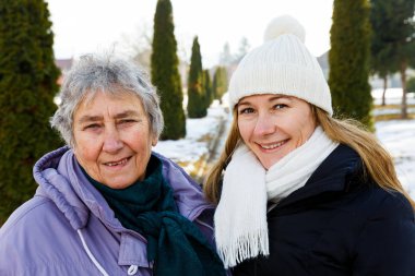 Gülümseyen yaşlı kadın ve genç caregiver