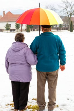 yaşlı çift yürüyüş