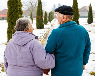 yaşlı çift yürüyüş 