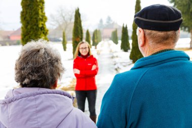 Yaşlı çift ve genç caregiver