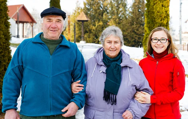 Yaşlı çift ve genç caregiver