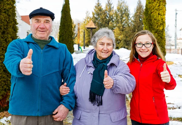 Yaşlı çift ve genç caregiver