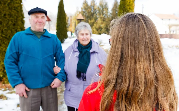 Yaşlı çift ve genç caregiver
